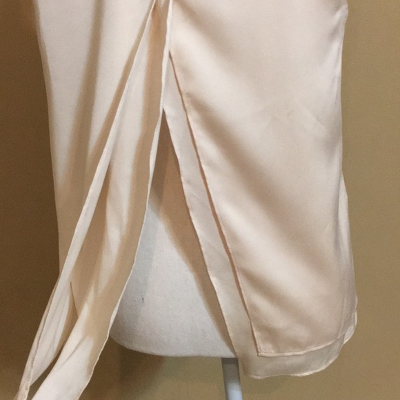 ✨TCEC✨CREAM SLEEVELESS TOP - Picture 10 of 15